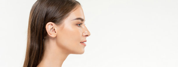 侧视图美女拍摄的年轻白人妇女肖像在孤立的白色工作室旗帜背景与复制空间图片下载