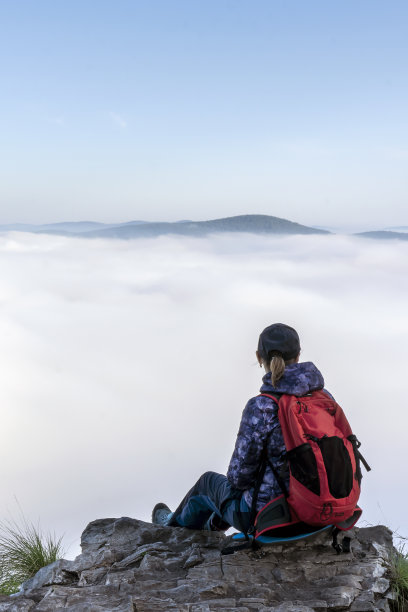 清晨在山上。一个女人，一个女孩，一个游客，灰色的雾霾弥漫在整个地平线上，空间和自由让你无法呼吸，山上清新的空气。垂直照片的美丽的山和自然图片下载