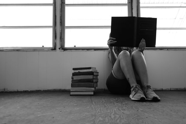 读书的女人。图片下载