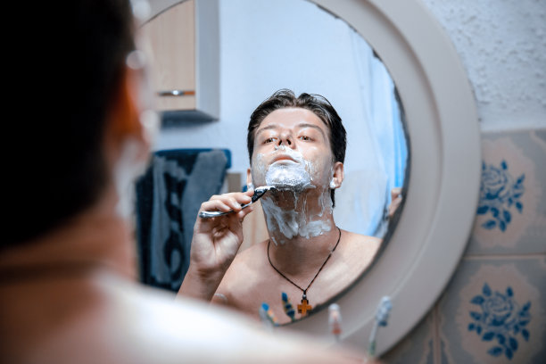 帅哥早上刮脸图片下载