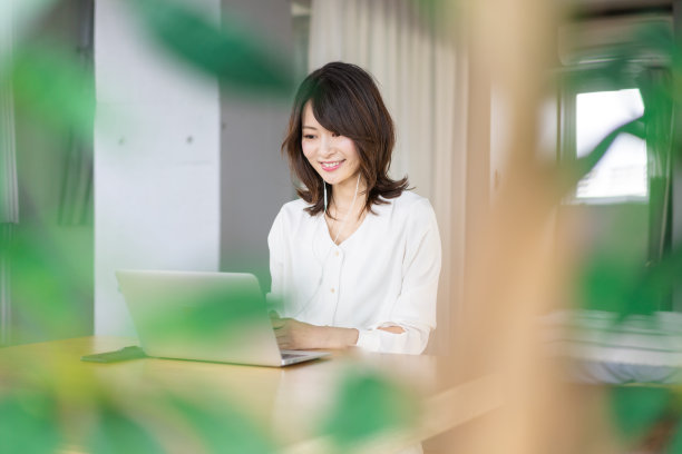 一位年轻的职业女性远程参加在线会议图片下载