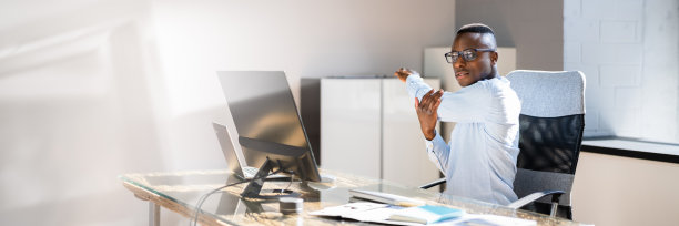 坐着做伸展手臂的运动图片下载