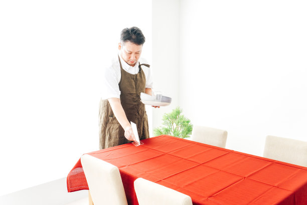 为餐厅做准备的大厅工作人员图片下载