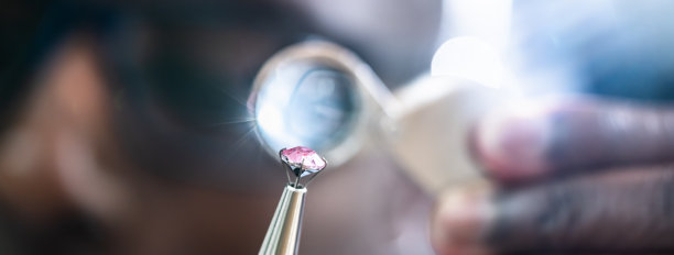 持有钻石的非洲裔美国珠宝商图片下载