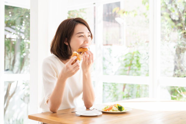 有魅力的亚洲女人吃图片下载