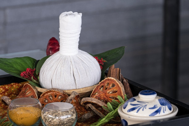 泰国古老的传统草药皮肤按摩。香气保健spa套装包括干贝尔、白敷有机植物药草。图片下载