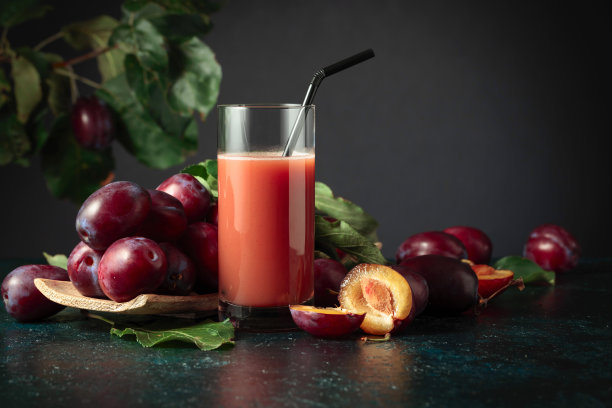 李子汁和新鲜的紫李子。图片下载