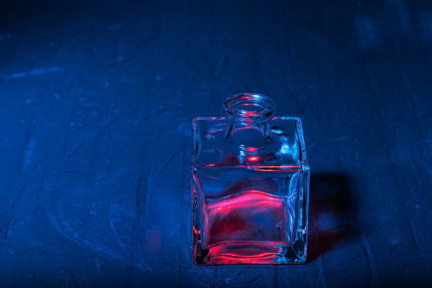 用来在黑暗中存放药物或药剂的古董瓶。本空间图片下载