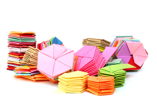 白色上的多色六边形折纸形状图片下载