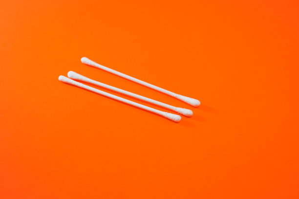 一排三个白色的棉花芽图片下载