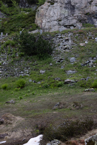 令人惊叹的瑞士阿尔卑斯山口公路之旅。美丽的景色和完美的光线条件。令人惊叹的风景和美丽的河流与完美的长曝光照片。图片下载