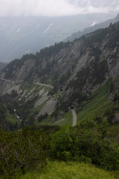 令人惊叹的瑞士阿尔卑斯山口公路之旅。美丽的景色和完美的光线条件。令人惊叹的风景和美丽的河流与完美的长曝光照片。图片下载