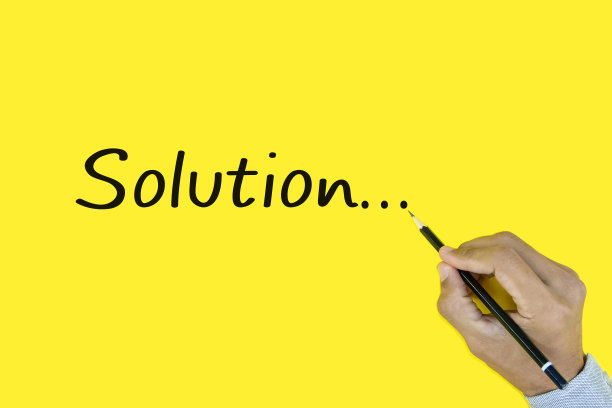 男性在黄色背景上手写“解”字。图片下载