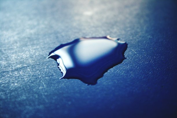 蓝色背景上的水滴图片下载