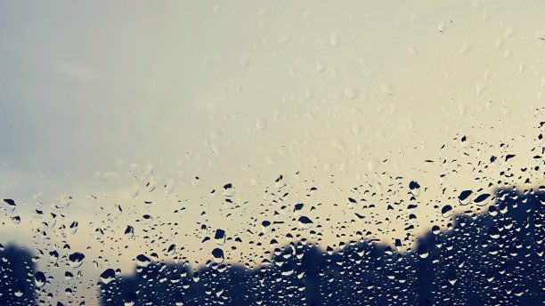 抽象背景与雨滴和建筑物的剪影图片下载