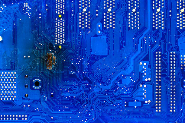 蓝色线路板线与烧伤的痕迹，损坏电机板和美丽的图案。图片下载