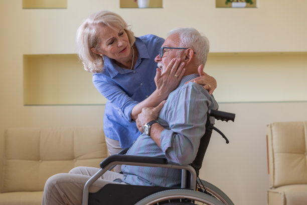 残疾老人被妻子拥抱。图片下载