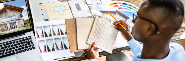 房地产设计师在电脑上工作图片下载