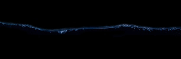 黑色背景上的波浪图片下载