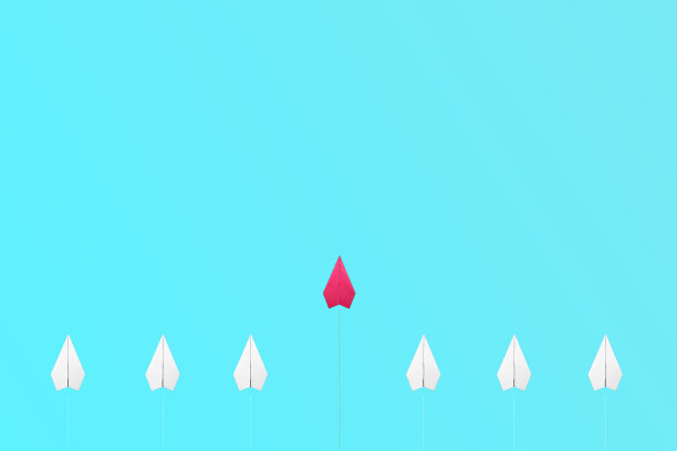 红色的纸飞机在蓝色背景下的白色飞机中领先。商业竞争与领导理念图片下载