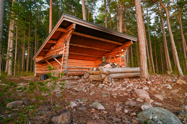 木制防风林与壁炉在森林的夕阳图片下载