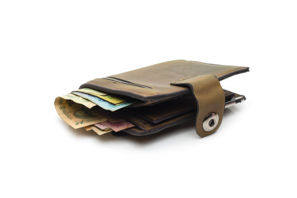 旧皮夹与少数孟加拉钞票在孤立的白色背景图片下载