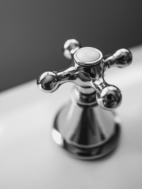 单色不锈钢水龙头在白色背景，极端特写图片下载