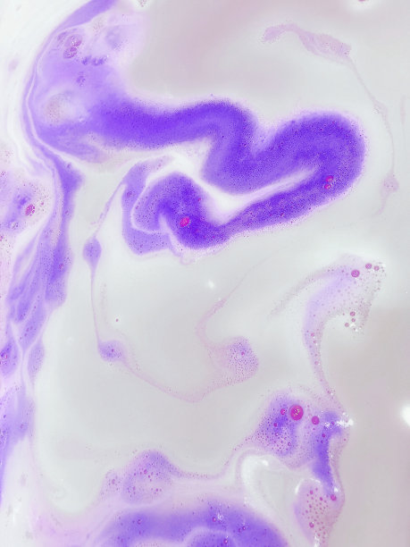 美丽的白色紫罗兰的痕迹在水的形式从一颗心图片下载