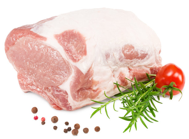 生猪肉与玫瑰，番茄和胡椒分离在白色背景。剪辑路径和全景深图片下载