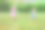 夏天，两个小女孩拿着水枪在绿色的草地上玩耍图片下载