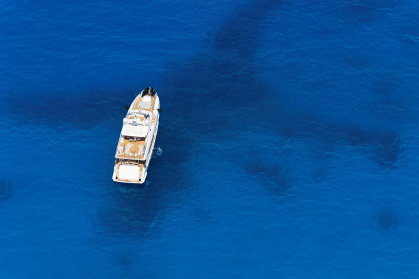 游艇在白天的鸟瞰图。冒险和旅行。风景与游艇在希腊。豪华游轮。旅游度假形象。空中海景。图片下载