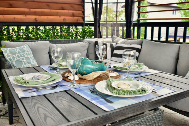 有遮蔽的后院露台甲板餐厅设置与美丽的餐厅设置为夏季咖啡馆晚餐图片下载
