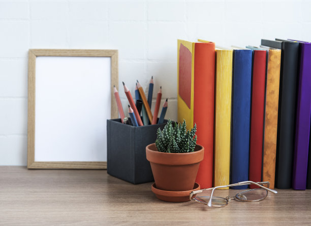 桌上有一堆书。图片下载