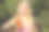 手持啤酒杯的美丽金发女人，2021啤酒节概念图片下载