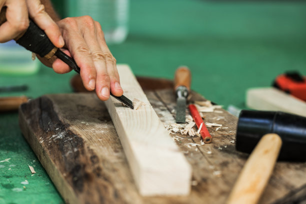 木细木工，用凿子切割木板图片下载