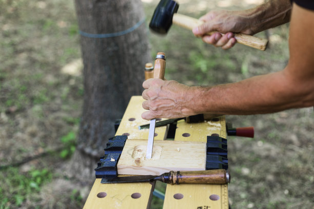 手工木制品，用凿子雕刻图片下载