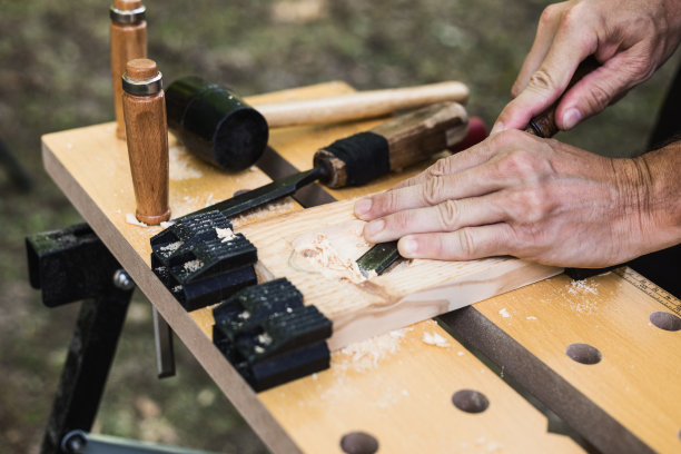 手工木制品，用凿子雕刻图片下载