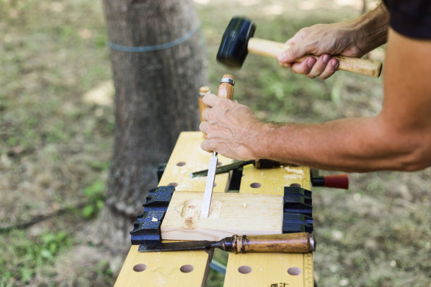 手工木制品，用凿子雕刻图片下载
