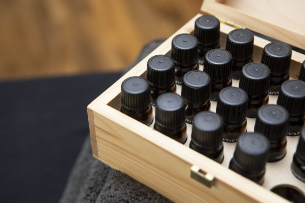 一盒按摩油的特写，有复制空间图片下载