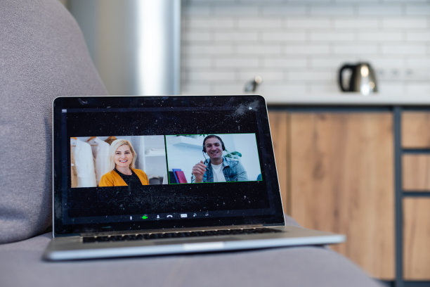 视频电话商务人员在虚拟的工作场所或远程办公室开会。使用智能视频技术的远程电话会议，在专业的公司业务中与同事沟通图片下载