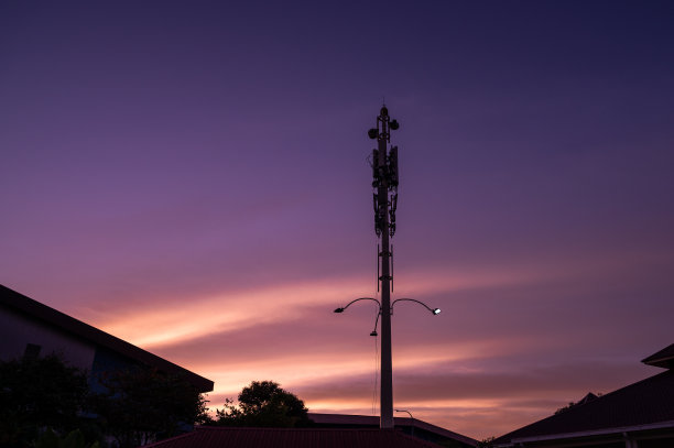 以日落为背景的电信塔天线图片下载