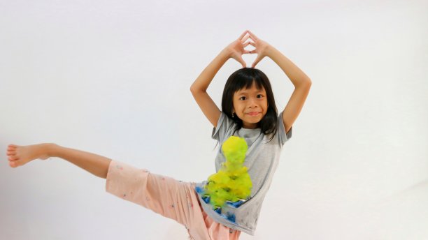 孩子们在白色的背景上摆着芭蕾舞的姿势图片下载