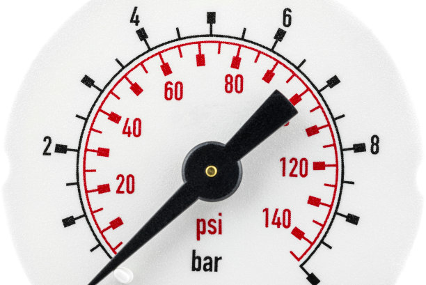 一个压力表刻度到10bar的宏照片显示压力为0psi BAR，隔离在白色背景上。图片下载