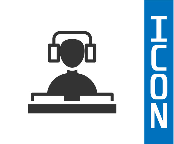 灰色DJ戴着耳机在前面录音图片下载