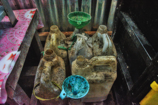 脏煤油桶图片下载