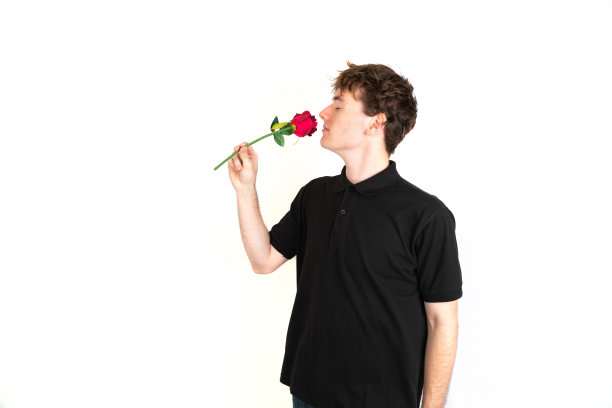 闻红玫瑰的男人图片下载
