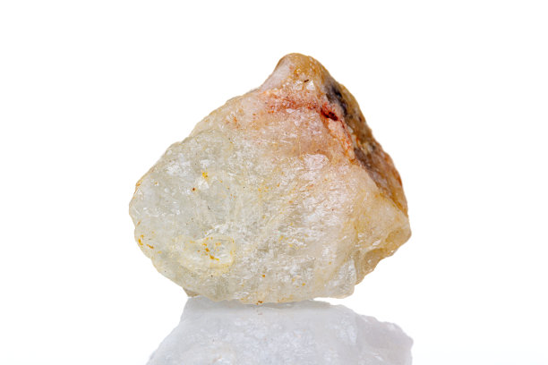 宏观矿物石白色背景上的海蓝宝石图片下载