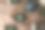 深绿色釉面陶土茶壶和小杯子在深木背景与竹席装饰白花。平的风格。图片下载
