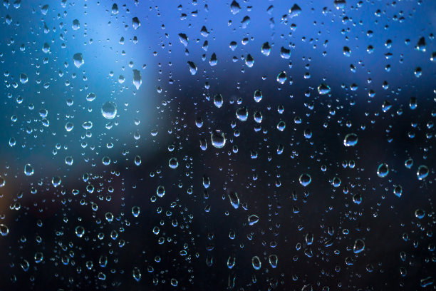雨天窗前的雨滴图片下载