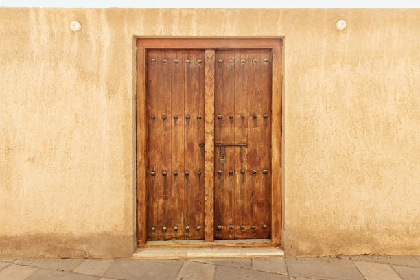 古老砂岩城镇中的仿古木门图片下载
